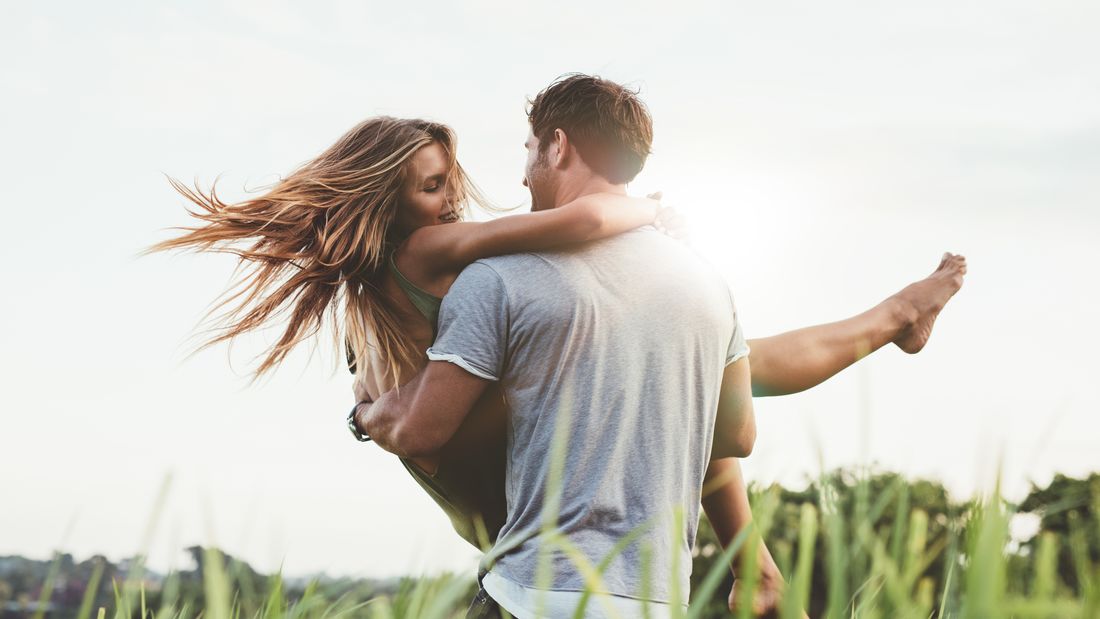 Foto von einem Paar auf dem Feld