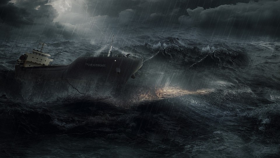 Foto von einem Schiff in starkem Sturm